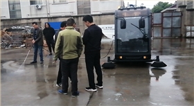 揚州某學?？蛻魜韽S考察親自體驗2000AW霧炮電動掃地機