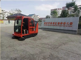 使用駕駛式掃地機在學校清潔上是否比人工打掃更好？