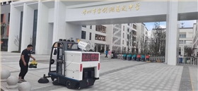 使用電動清掃車作為清潔設(shè)備來清潔道路
