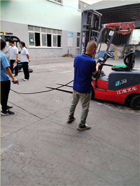展望未來，電動(dòng)掃地車行業(yè)將面臨以下幾個(gè)主要的發(fā)展趨勢