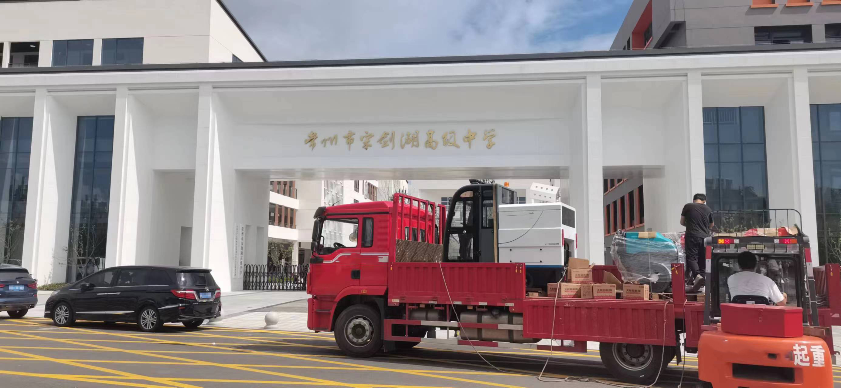 高效、低碳的駕駛式電動清掃車，助力公共場所清潔