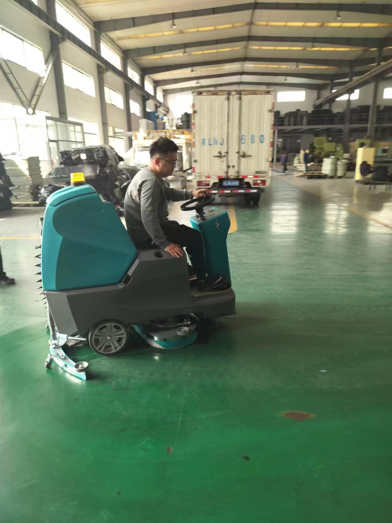 駕駛式洗地機如何提升現代清潔效率
